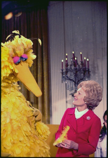 Mrs._Nixon_meeting_with_Big_Bird_from_Sesame_Street_in_the_White_House._-_NARA_-_194339